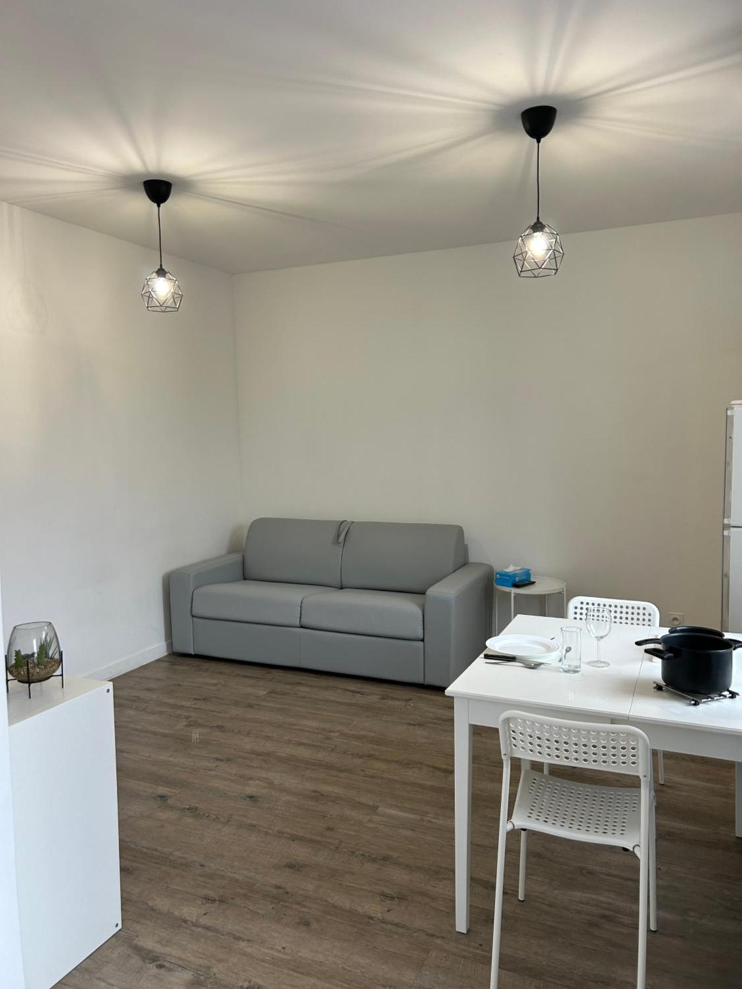 superbe studio meublé avec parking Maubeuge Esterno foto