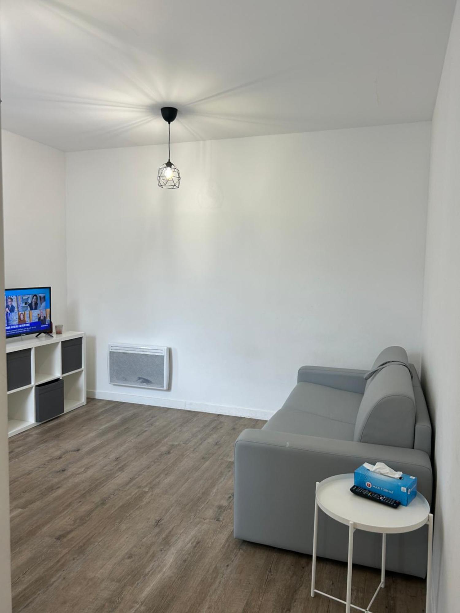superbe studio meublé avec parking Maubeuge Esterno foto