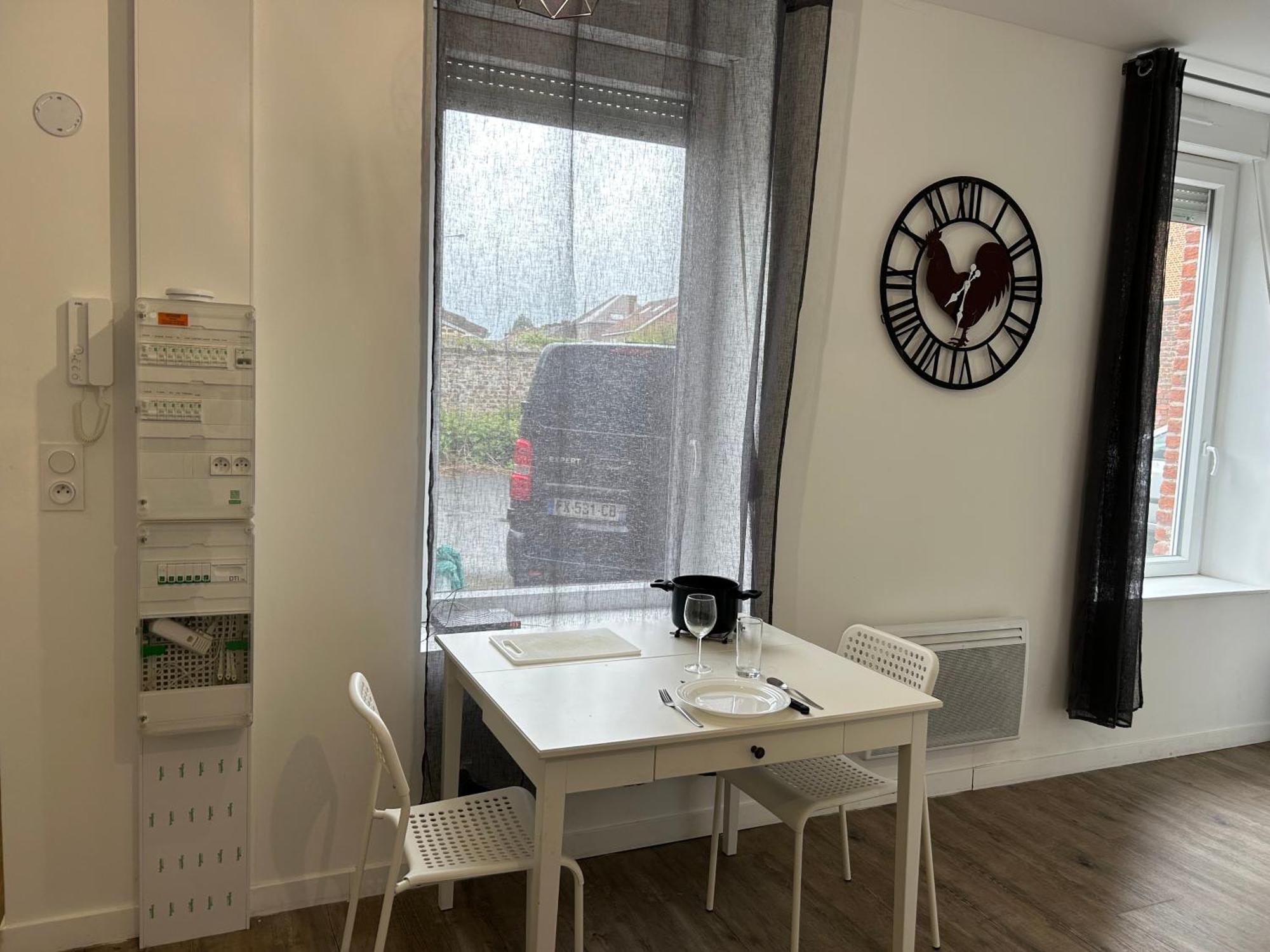 superbe studio meublé avec parking Maubeuge Esterno foto